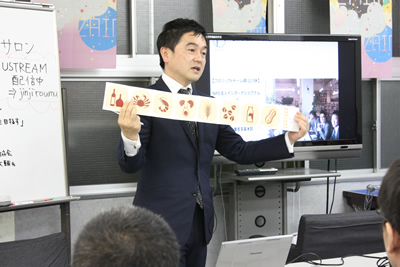 食材を絵文字で伝える食材ピクトグラムを説明する大川社長